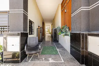 a hallway with a chair and a green rug at Cozy studio 5 min from Casa Port and Casa Voyageurs in Casablanca