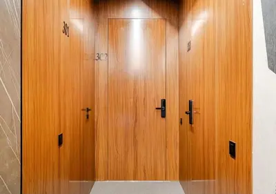 a couple of wooden doors in a room at Studio Luxe avec vue Magnifique WiFi Haut Debit et Netflix Inclus in Casablanca