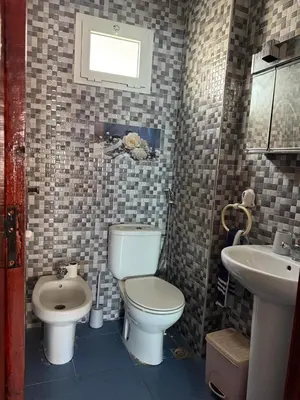 a bathroom with a toilet and a sink at Appartement central à Témara, proche de Rabat in Temara
