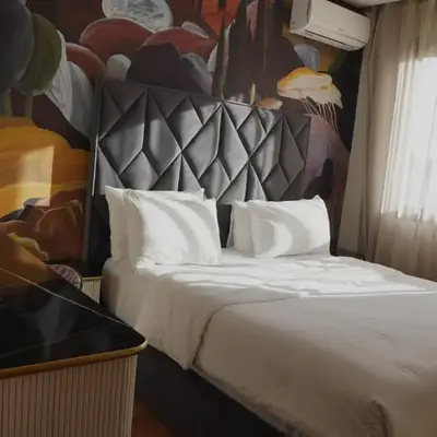 Modern Studio with Rooftop Pool & Free Parking