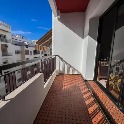 Large 2 bedroom apartment in prime location - 2 Balconies & private Parking