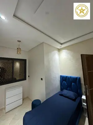 a bedroom with a blue bed in a room at Appartement noor aéroport casablanca in Deroua