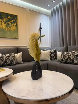 a living room with a couch and a table at Luxe studio plein centre ville in Casablanca