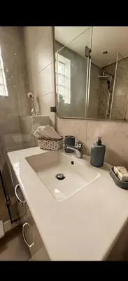 a bathroom with a white sink and a mirror at Appartement cosy 2 chambres à Agdal, à 5 min de la Gare in Rabat