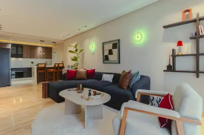 a living room with a couch and a table at Marhaba Experience Appartement Luxe Belvedere in Casablanca