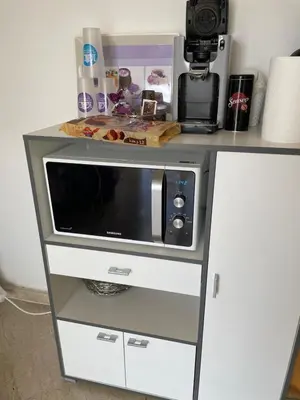 a microwave on a counter with a coffee maker at Appartement en bord de Mer in Mohammedia