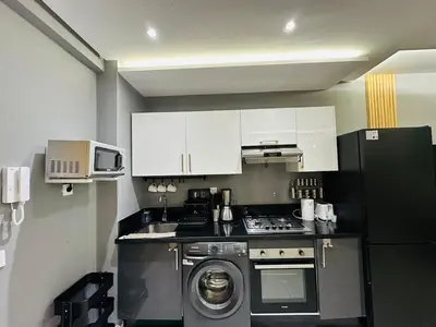 a kitchen with a stove and a washing machine at Studio moderne et accueillant, pour se reposer 14 in Casablanca