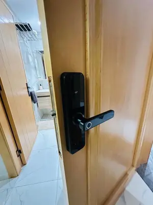a wooden door with a black handle in a room at Studio moderne et accueillant, pour se reposer 14 in Casablanca