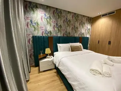 a bedroom with a large bed and a floral wallpaper at Beau Living Park Residence Bright Central Cosy Apartment Beauséjour Centre De Casablanca En Face De Anfa Park in Casablanca