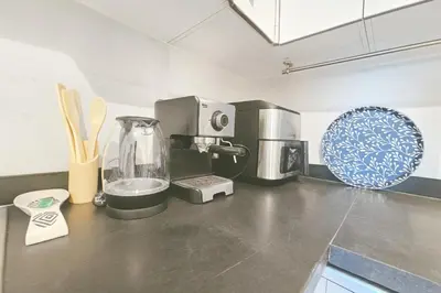 a kitchen counter with a blender on a counter top at Vue Piscine Idéal pour Supporters Transfert in Mansouria