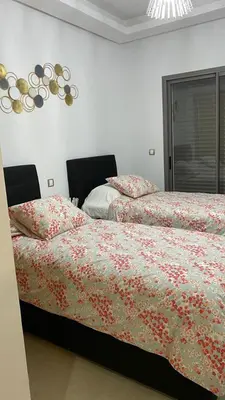 two beds sitting next to each other in a bedroom at Apparemment in Mansouria