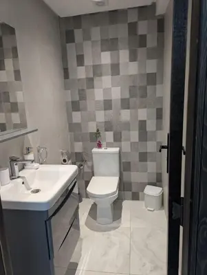 a bathroom with a toilet and a sink at Studio cosy avec patio privé -centre Rabat- Océan in Rabat