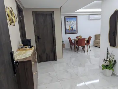 a kitchen and dining room with a table and a door at Studio cosy avec patio privé -centre Rabat- Océan in Rabat