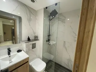 a bathroom with a shower and a toilet and a sink at Studio oasis calme et spacieux in Maarif