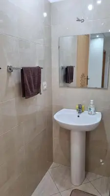 a bathroom with a sink and a mirror at Appartement moderne Temara à 10 minutes de Rabat in Temara