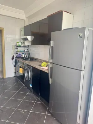 a kitchen with a refrigerator and a washing machine at Appartement lumineux a belvedere in Casablanca