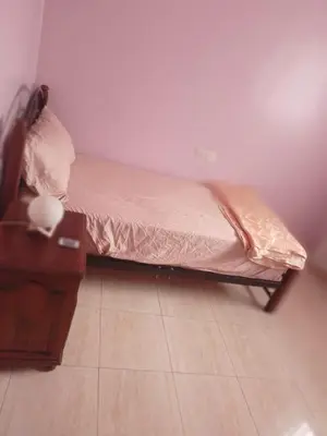 a small bed in a room with a table at Joli appartement bien équipé-Casablanca in Casablanca