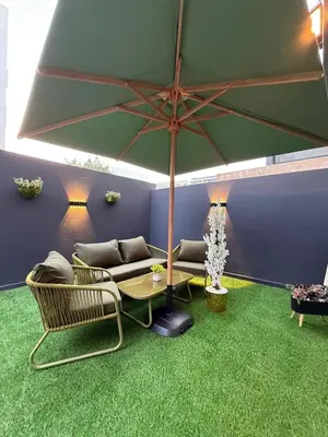 a living room with a couch and an umbrella at Élégant studio moderne Anoual Maarif Casablanca parfaitement équipé in Casablanca