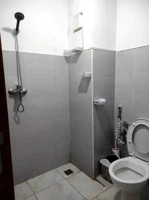 a bathroom with a toilet and a shower at appartement familial a 5min de l'hôpital Mohamed 6 in Bouskoura