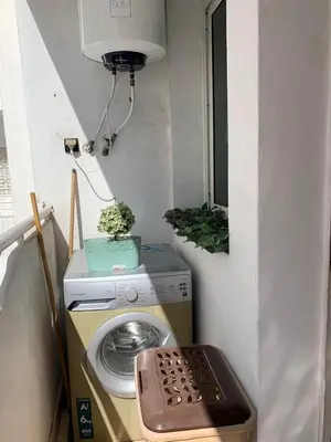 a washing machine in a room with a lamp at Casablanca Stay in Casablanca