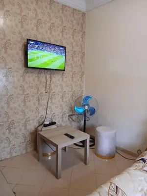 a living room with a tv on a wall at Cambre à louer in Casablanca