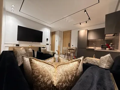 a living room with a couch and a flat screen tv at Jolie studio plein centre Casablanca in Casablanca