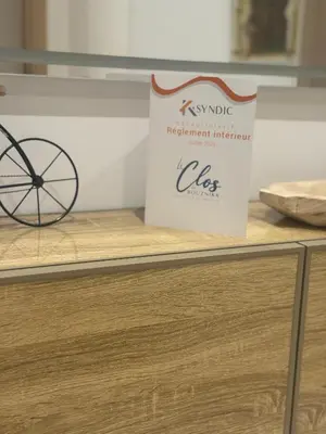 a sign sitting on top of a table at appartement de Lux le clos in Bouznika