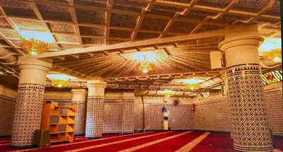 a large room with columns and a ceiling with lights at Appartement al yakout 1 in Mansouria