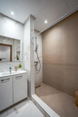 a bathroom with a shower and a sink at L'Amber 1 chambre - 5 min de l'Aéroport- Piscine in Nouaseur