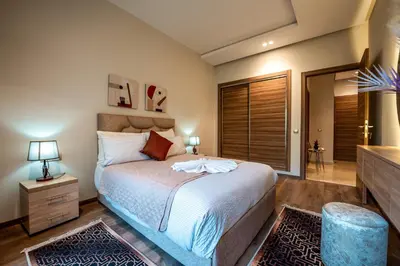 a bedroom with a bed and a large window at L'Amber 1 chambre - 5 min de l'Aéroport- Piscine in Nouaseur