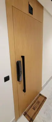 a wooden door with a speaker on it at Appartement moderne avec parking, toit terrasse et salle de sport - Anfa Park in Casablanca