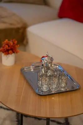 a tray of glasses on a coffee table at Le Rubis - Appartement pour 3 personnes - Avec Piscine - Proche aeroport Mohammed 5 in Nouaseur