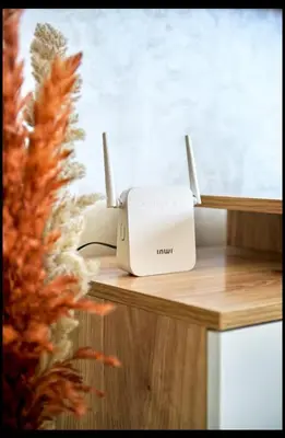 a router on a wooden table with two speakers at Magnifique studio disponible sur roche noire in Casablanca