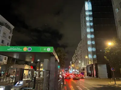 a city street at night with cars on the street at Havre moderne et lumineux calme avec parking in Casablanca