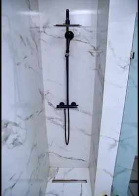 a cross on a marble wall in a bathroom at Cosy studio disponible sur maarif princesses in Casablanca