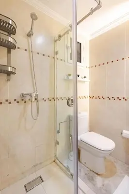 a bathroom with a toilet and a glass shower at Moderne, 2 CH, Fibre optique, AC Garage Ascenseur in Rabat