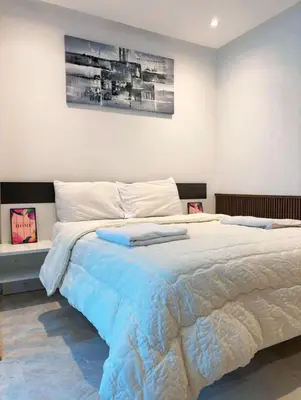 a bedroom with a large bed with blue sheets at Studio design et cosy au centre ville in Casablanca