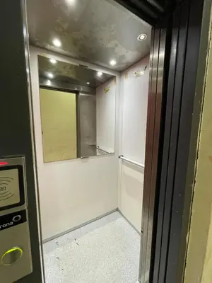 a small room with a door and a mirror at Apparemment Moderne à Temara in Temara