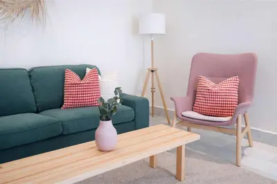 a living room with a green couch and two chairs at Appartement Lumineux à Racine, Bohème Chic in Casablanca