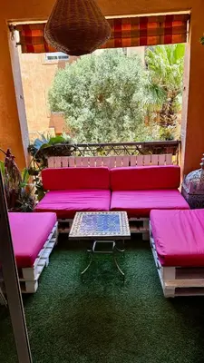 a room with pink couches and a table at Un Havre de paix a Ricoflores in Mohammedia