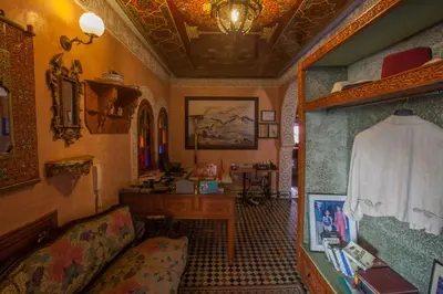a room with a room with a table and a shelf at Riad Alhambra in El Harhoura