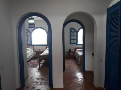 a room with two arches and a bedroom with two beds at Villa à Bouznika Bay-plage et golf in Bouznika