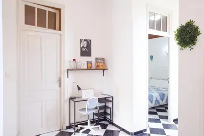 a white room with a desk and a door at appartement haussmannien centre ville Casablanca in Casablanca