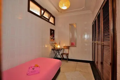 a room with a pink bed and a table at LHOSTEL à Casablanca in Casablanca