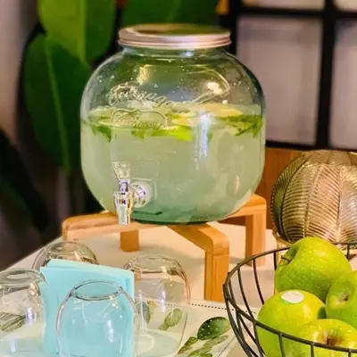 a large bowl of water with glasses and a bowl of limes at Suite Loc Suite & Spa in Casablanca