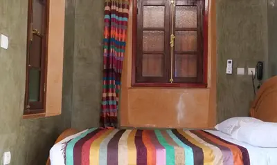 a room with a bed with a window and a bed sidx sidx sidx at Ryad 91 in Casablanca