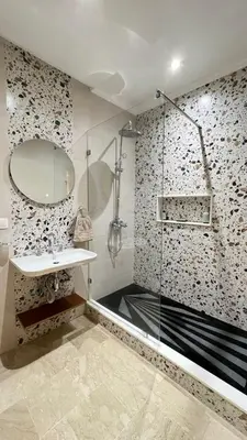 a bathroom with a shower and a sink and a mirror at Petit nid douillé au coeur de Casablanca in Casablanca