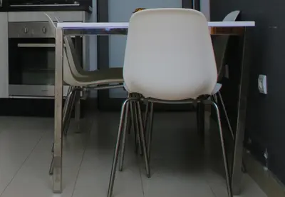 two chairs sitting at a table in a kitchen at Fermer Appartement dans résidence Paradis Beach in Mohammedia