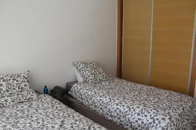 two beds sitting next to each other in a bedroom at Apparentement des jardins paisibles in Mohammedia
