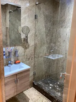 a bathroom with a sink and a shower at Magnifique F3 rénové Fibre, Parking & excellente desserte in Casablanca